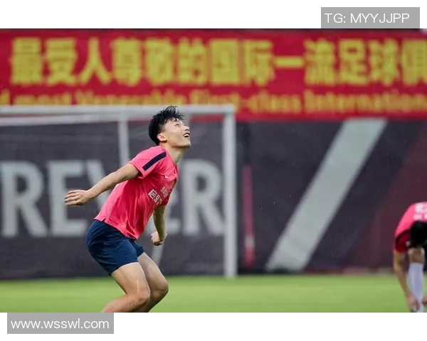 足球小眼睛球星是谁 他在球场上的表现让人惊叹不已